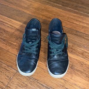 Precious black leather look TOMS, size 9